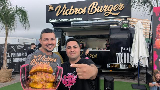 Los hermanos Victoria con la hamburguesa con que están girando su restaurante por España.