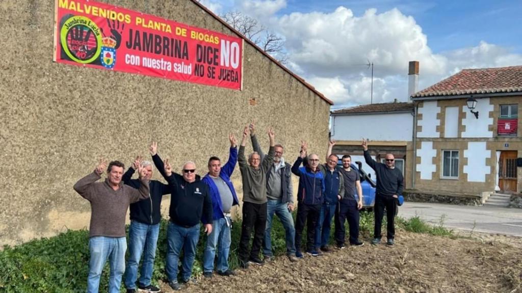 Imagen de la nueva pancarta que han colgado los vecinos de Jambrina a la entrada del pueblo