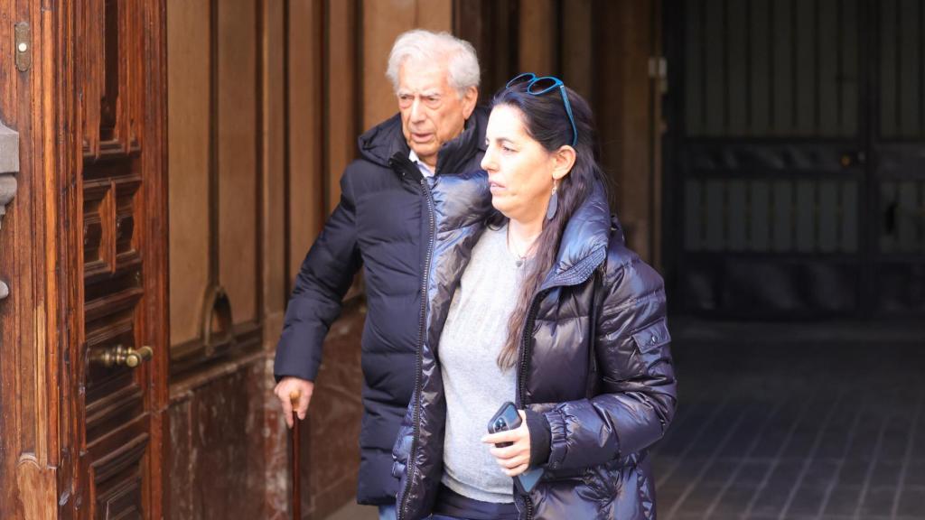 Mario Vargas Llosa, con su hija Morgana, a las puertas de la residencia del escritor en la capital.