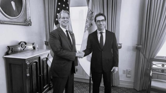 El ministro español de Economía, Comercio y Empresa de España, Carlos Cuerpo (d), donde aparece mientras saluda al secretario del Tesoro de EE.UU., Scott Bessent (i), durante una reunión este martes, en la sede de la secretaría en Washington (Estados Unidos).