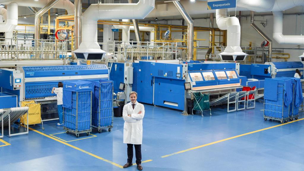 David López enseña a ENCLAVE ODS la planta de ILUNION TextilCare situada en Vallecas.