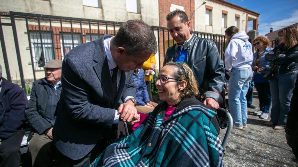 Page charla con una vecina en la inauguración de una vivienda de mayores en Montesclaros.