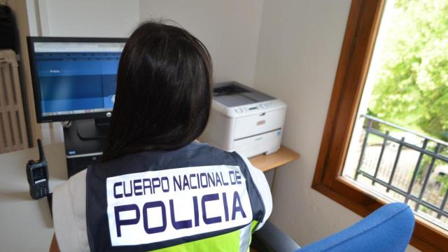 Una agente de la Policía Nacional