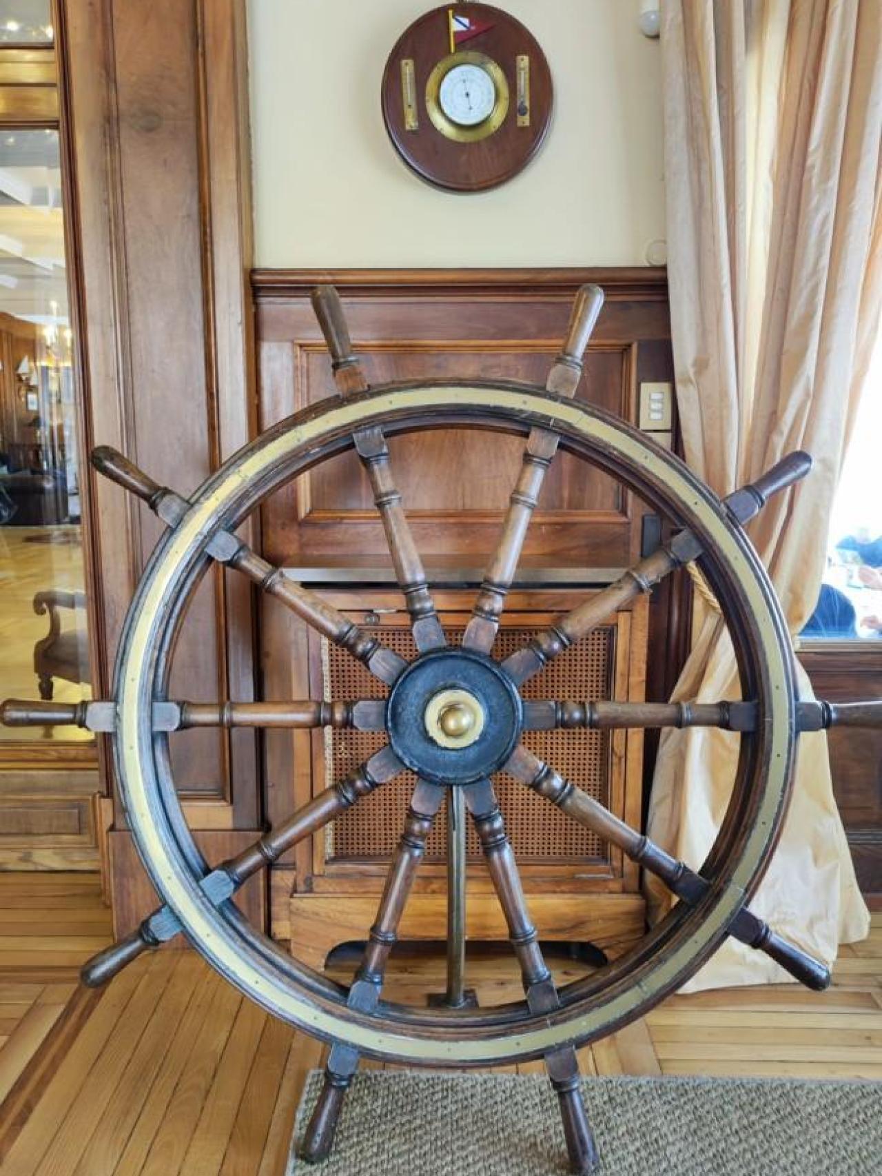 Un timón en la sede del Náutico.