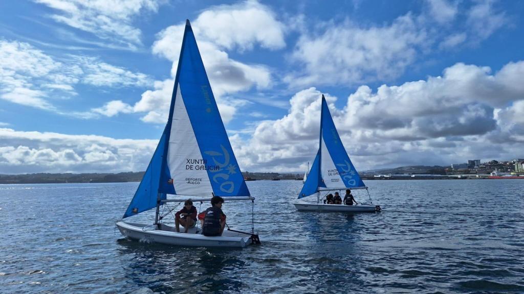 Jóvenes en la escuela de vela del Náutico.