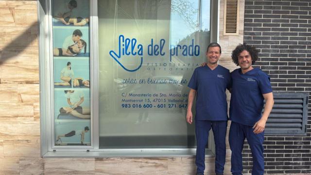 Pablo Mora junto a su socio Jose a las puertas del Centro de Fisioterapia Villa del Prado