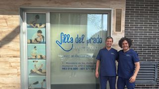 Pablo Mora junto a su socio Jose a las puertas del Centro de Fisioterapia Villa del Prado