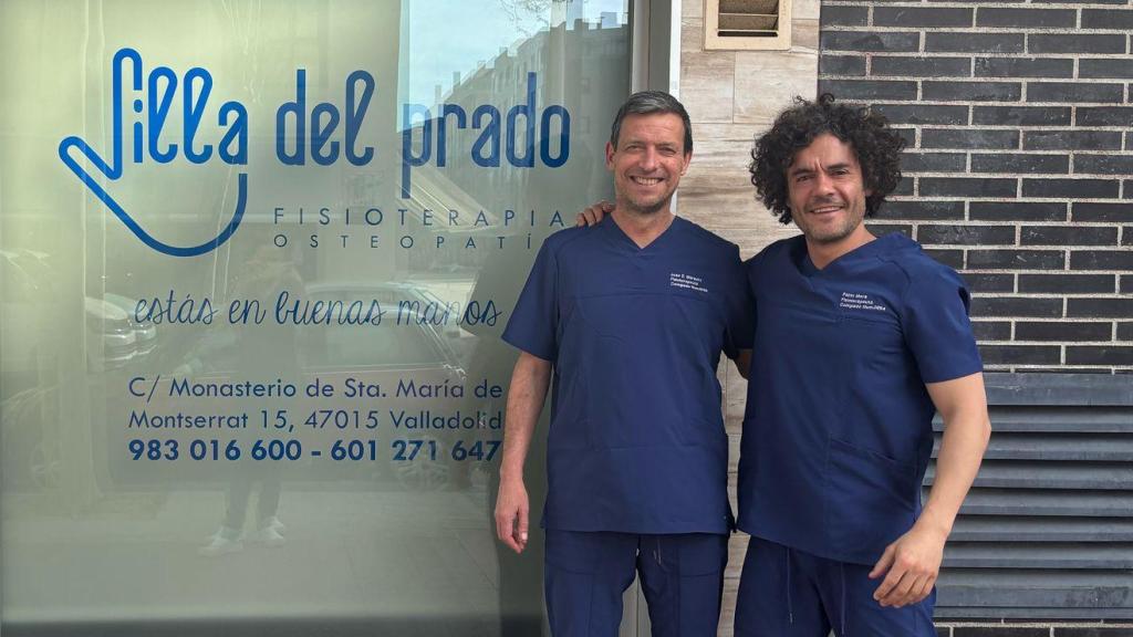Pablo Mora junto a su socio Jose a las puertas del Centro de Fisioterapia Villa del Prado
