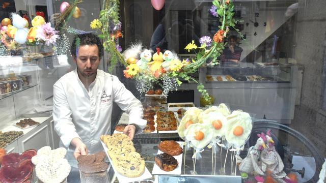 Julián Arranz en su pastelería de Valladolid