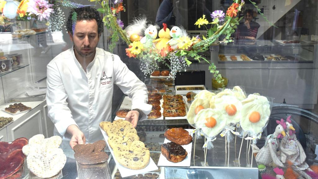 Julián Arranz en su pastelería de Valladolid