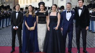 La princesa Isabella de Dinamarca junto a su padre, el rey Federico X, y su hermano Christian en la celebración de su 18 cumpleaños.