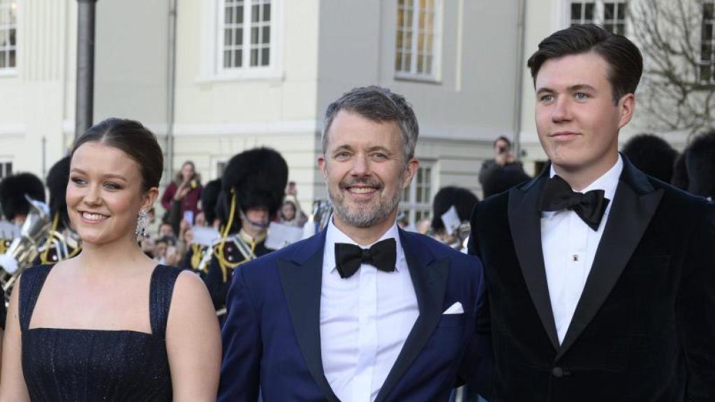 La princesa Isabel de Dinamarca con su padre, el rey Federico X, y su hermano Christian en la celebración de su 18 cumpleaños.