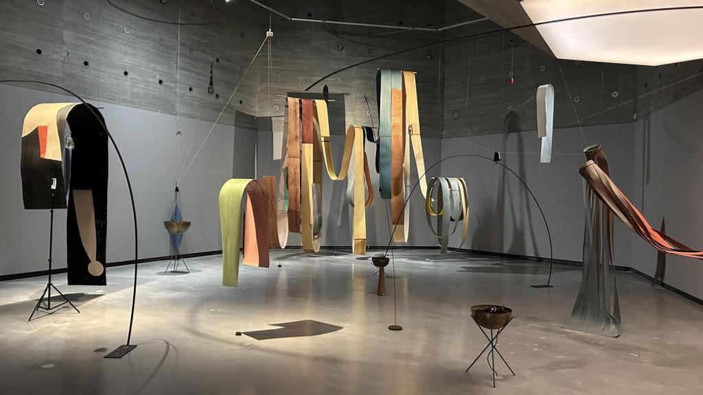 Vista de sala de la exposición Cristina Mejías: 'Saber de oído. Cantantes silenciosas; aprendices errantes', 2025. Foto: Guillermo Garrido