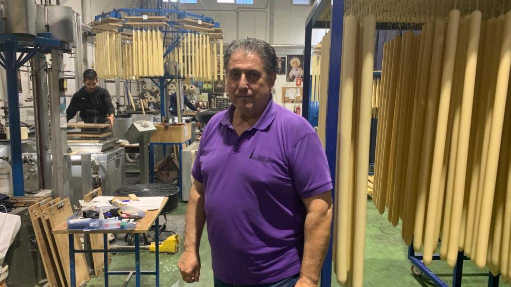 Arturo Soto fundó la cerería 'La Madrugá' hace 13 años y hoy surte a más de 700 cofradías por toda España.