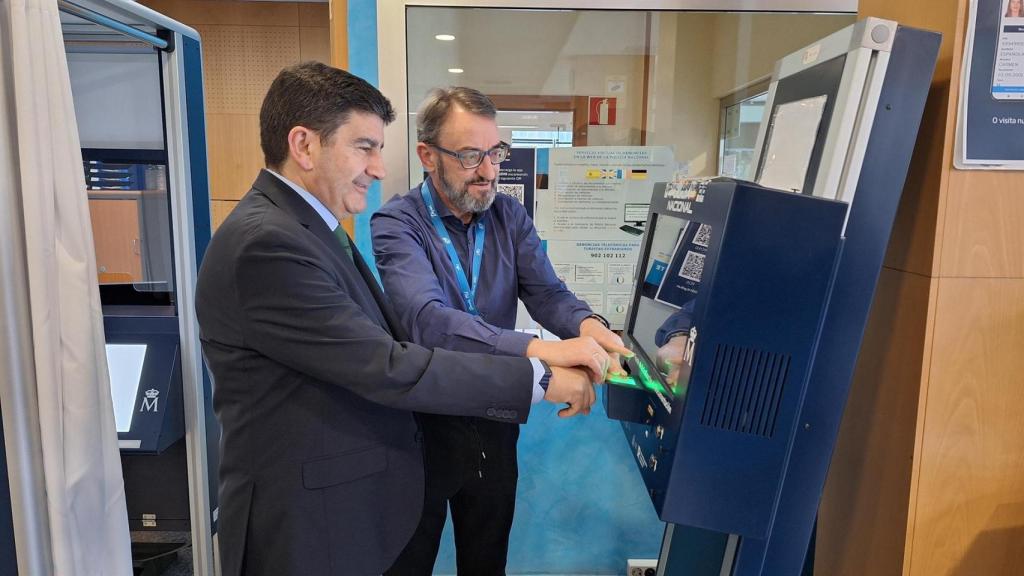 Pedro Blanco estrenando hoy su nuevo DNI digital