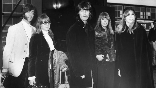 John Lennon y George Harrison en Londres junto a Cynthia Lennon, Patti Boy y su hermana Judy Boyd, en 1968.