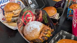 Estas son tres de las hamburguesas que compiten en el campeonato de Alicante.