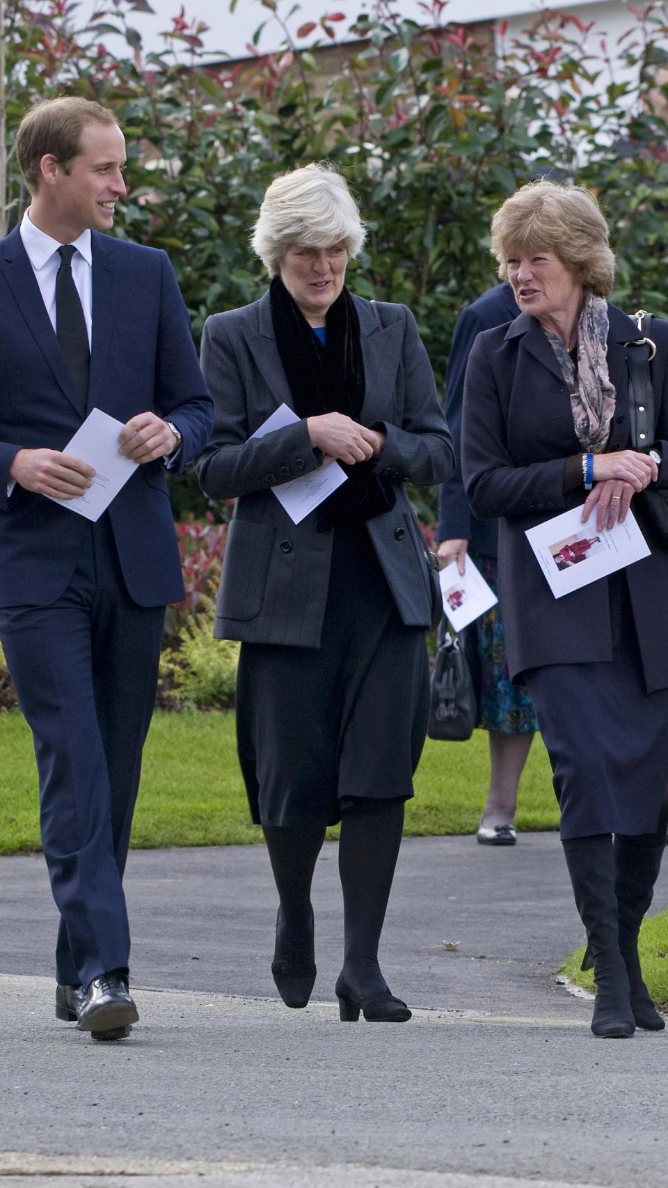El príncipe Guillermo, con sus tías, Lady Sarah y Lady Jane, en el funeral de Olga Powell, en 2012.
