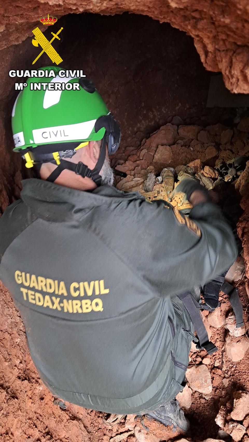 Un agente TEDAX de la Guardia Civil en la zona donde se encontraban los explosivos.