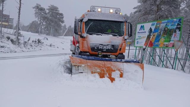 Vehículo quitanieves retirando nieve en la red viaria provincial de Ourense.