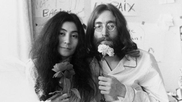 Yoko Ono y John Lennon en una de sus encamadas por la paz durante su luna miel, en el momento álgido de la guerra de Vietnam. Hotel Queen Elizabeth, Montreal, Canadá, 1969. Fotografía: Ivor Sharp. © Yoko Ono Lennon.
