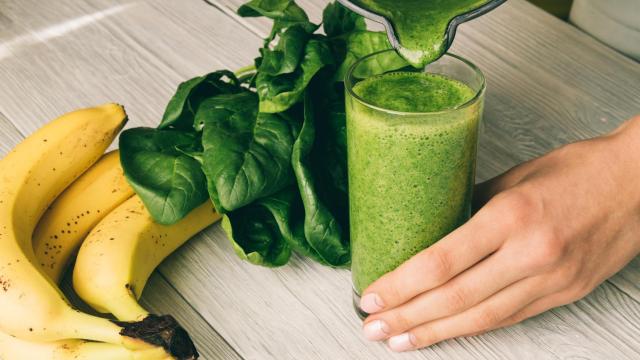 Un batido de espinacas y plátano.