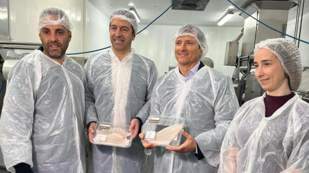 Visita del conselleiro del Mar, Alfonso Villares, a Aquacría Arousa