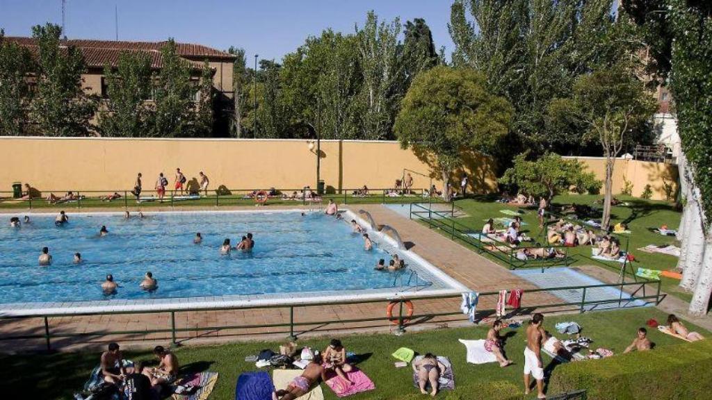 Una de las piscinas municipales de Zaragoza, en imagen de archivo.