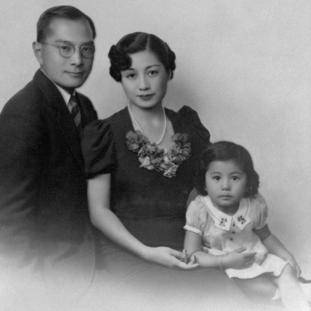 Retrato familiar, sin fecha, tomado en San Francisco, donde aparece Yoko con sus padres, Eisuke e Isoko, dos figuras frías y distantes. Yoko nunca obtuvo de ellos el amor y el apoyo que anhelaba. © Yoko Ono