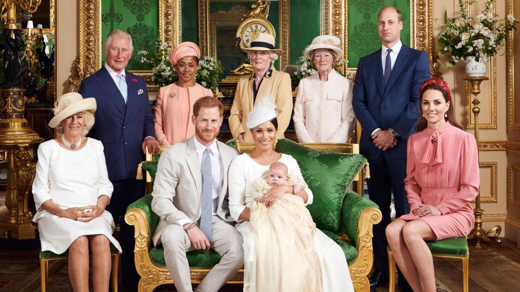 Sarah McCorquodale, en la foto de familia tomada tras el bautizo de Archie, hijo del príncipe Harry y Meghan Markle, en 2019.