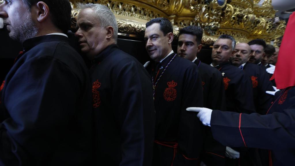 Juanma Moreno portando al Cristo de la Exaltación.