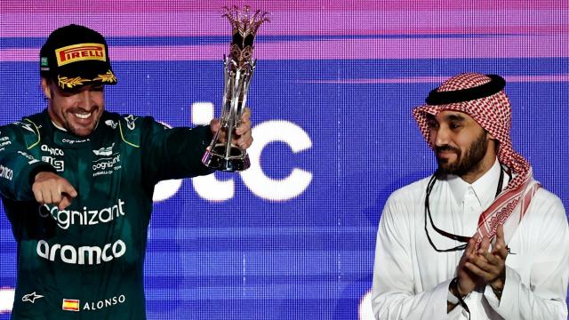 Fernando Alonso celebra su podio en 2023 en el Gran Premio de Arabia Saudí