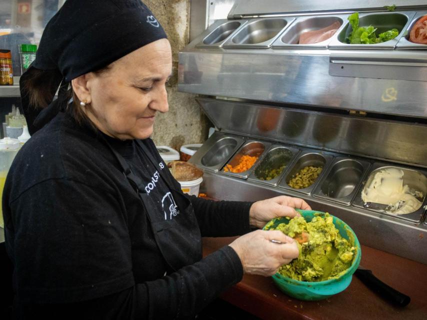 Susana, elaborando el guacamole que luego usa como condimento en sus platos