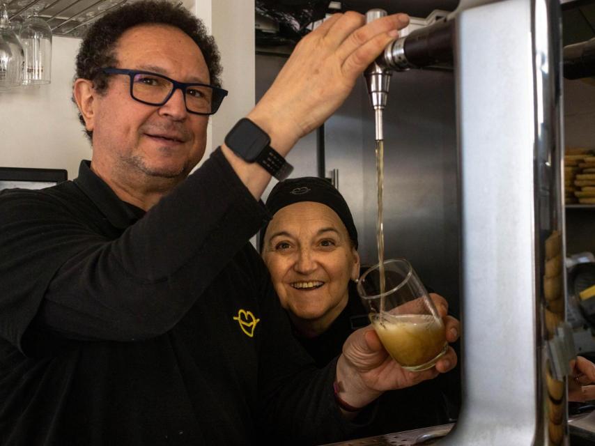 Teo, tirando una caña junto a Susana