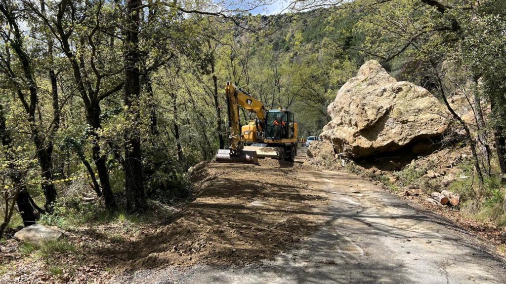 Trabajos de emergencia realizados en la zona del desprendimiento de una roca de 20 tonealdas