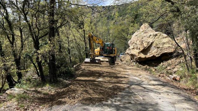 Trabajos de emergencia realizados en la zona del desprendimiento de una roca de 20 tonealdas