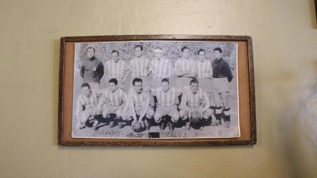 Enrique Ponte y otros jugadores del Dépor en una fotografía colgada en Casa Ponte.