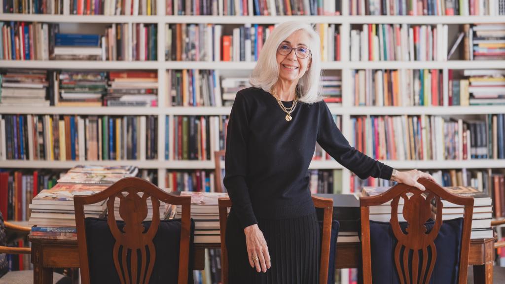 Blanca Pons-Sorolla, bisnieta del pintor, frente a la librería de su apartamento.