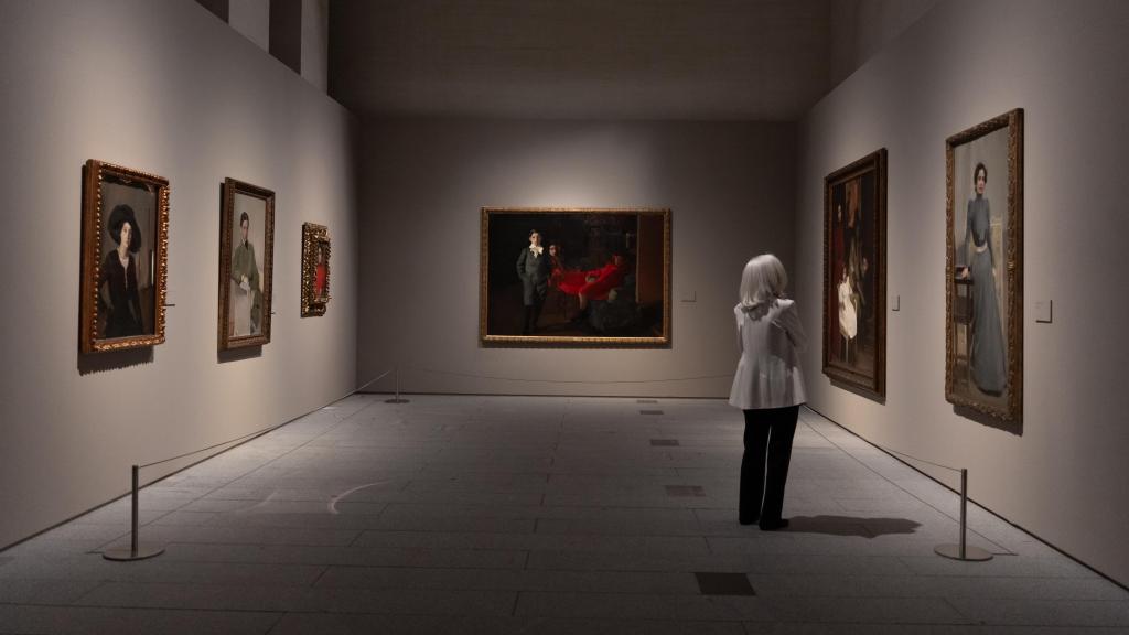 Blanca Pons-Sorolla observa varios de los cuadros de su bisabuelo en la exposición 'Sorolla, cien años de Modernidad', celebrada en la Galería de Colecciones Reales.