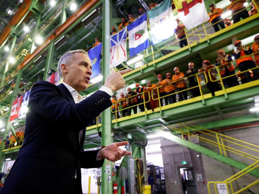 El primer ministro de Canadá , Mark Carney, visita el Astillero Irving como parte de su gira de campaña electoral del Partido Liberal en Halifax..