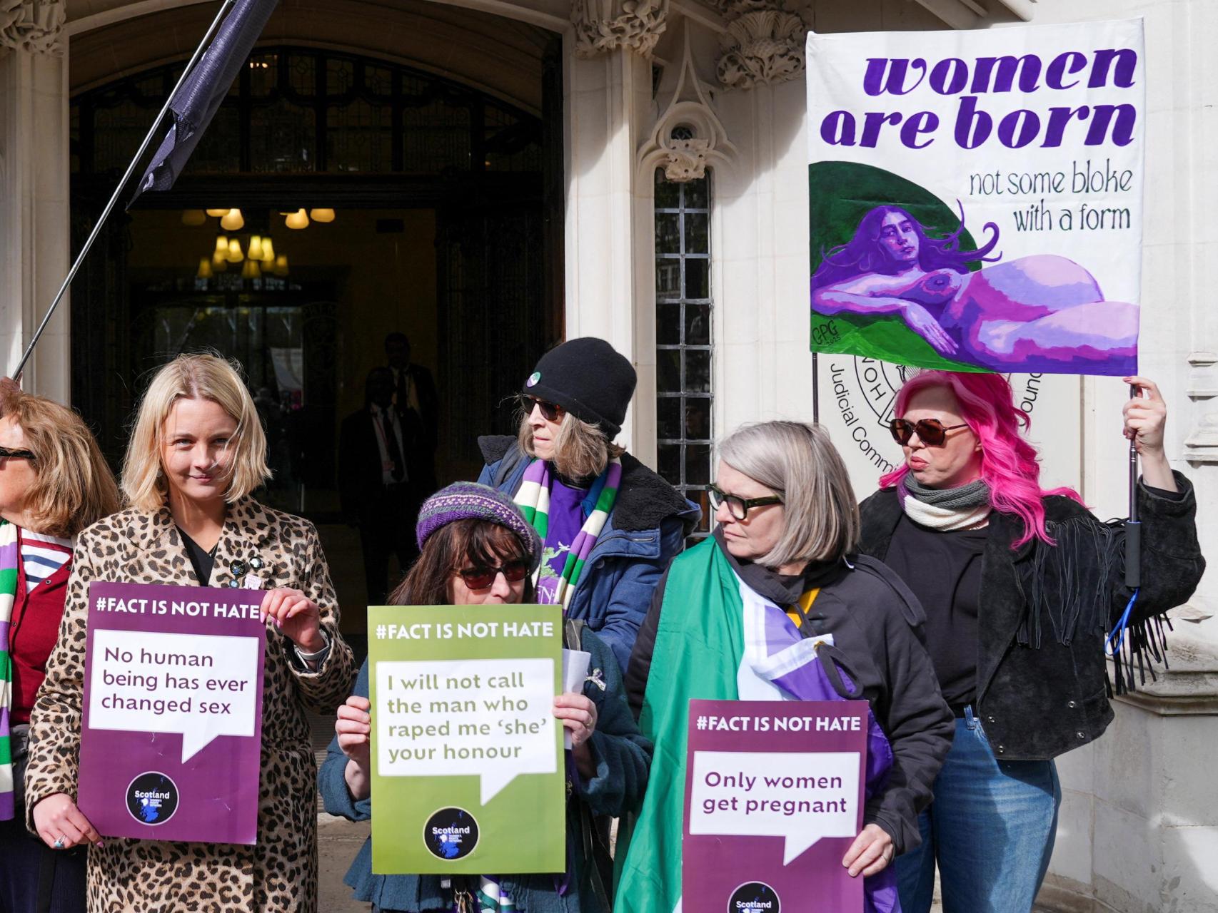 Activistas escocesas celebran el fallo del Tribunal Supremo de Reino Unido.