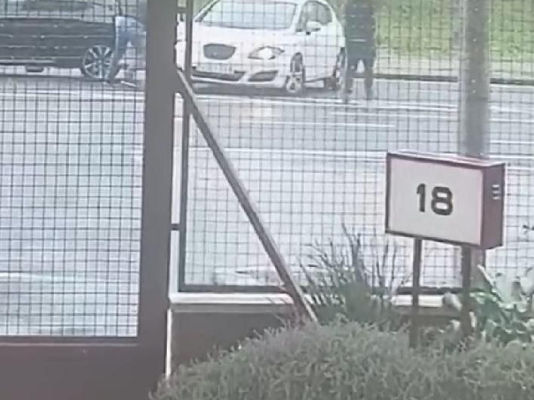 Momento de la grabación donde se observa a los agentes frente al coche de Johán Andres.