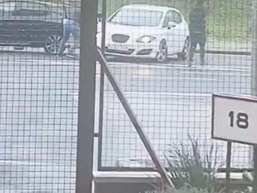 Momento de la grabación donde se observa a los agentes frente al coche de Johán Andres.