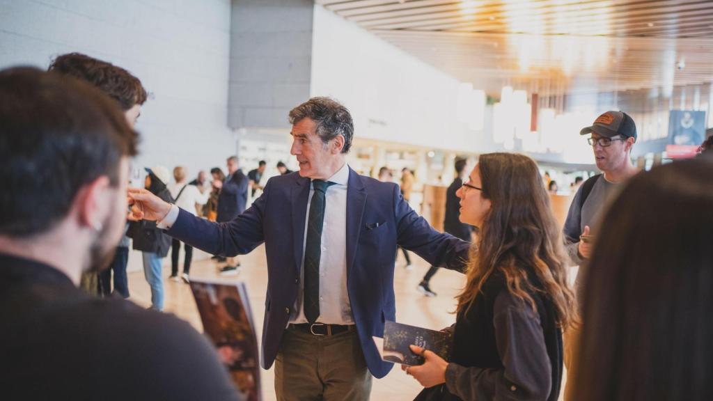 Carlos Chaguaceda, director de Comunicación del Museo del Prado, recibe a los alumnos de la segunda edición del Máster de EL ESPAÑOL durante su visita a la picacoteca.