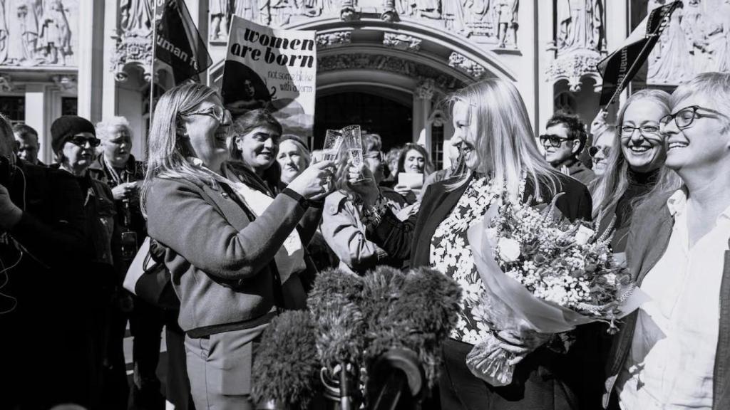 Un grupo de mujeres celebran el fallo del Supremo británico este miércoles.
