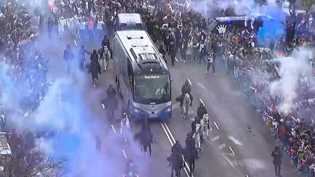 Recibimiento al autobús del Real Madrid.