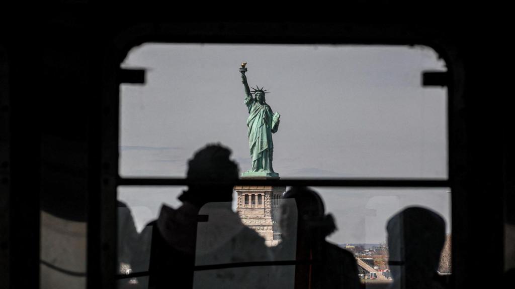 La Estatua de la Libertad se ve desde el ferry de Staten Island en la ciudad de Nueva York.