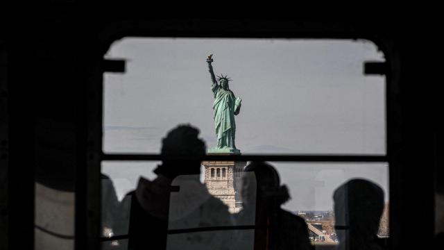 La Estatua de la Libertad se ve desde el ferry de Staten Island en la ciudad de Nueva York.