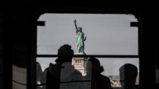La Estatua de la Libertad se ve desde el ferry de Staten Island en la ciudad de Nueva York.