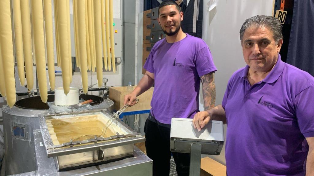 Arturo, con uno de sus empleados, en su cerería.